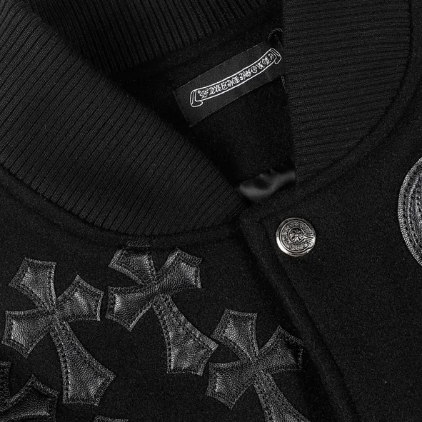 🅿️410 CH➡️Cro Xin 2024ss runway style baseball uniform jacket. I ordered the original model and it took a month to finally ship it. I love it so much. The upper body is really handsome. A blogger on Douyin said that LV's new products this year will become the future trend. If you look through street photos, you will find that celebrities regard it as a collectible jacket, a must-have item for men and women who want light luxury for commuting. Developing the highest version on the entire network, it took 1 month to customize and the cost was extremely high. The German imported flat-machine made custom-woven wool jacquard threads, using the first layer of imported lambskin. The pleated texture is unparalleled. It is hand-cut and meticulously crafted. The stitching position is very technical. Whether the whole garment is good or not depends on this position. Top-notch workmanship and details can stand the test. A full set of customized accessories, the letters are clear and perfectly restored without any difference. High-end atmosphere and full grade! The entire dress is exclusively customized with heavy craftsmanship. The towel patch embroidery is perfectly combined with craft embroidery and precise stitching! Absolute craftsmanship quality!